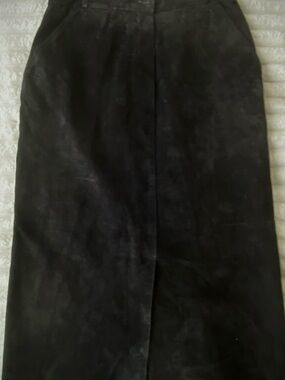 Lord & Taylor Black Suede Pencil Skirt. Vintsge 80s. Size 10.